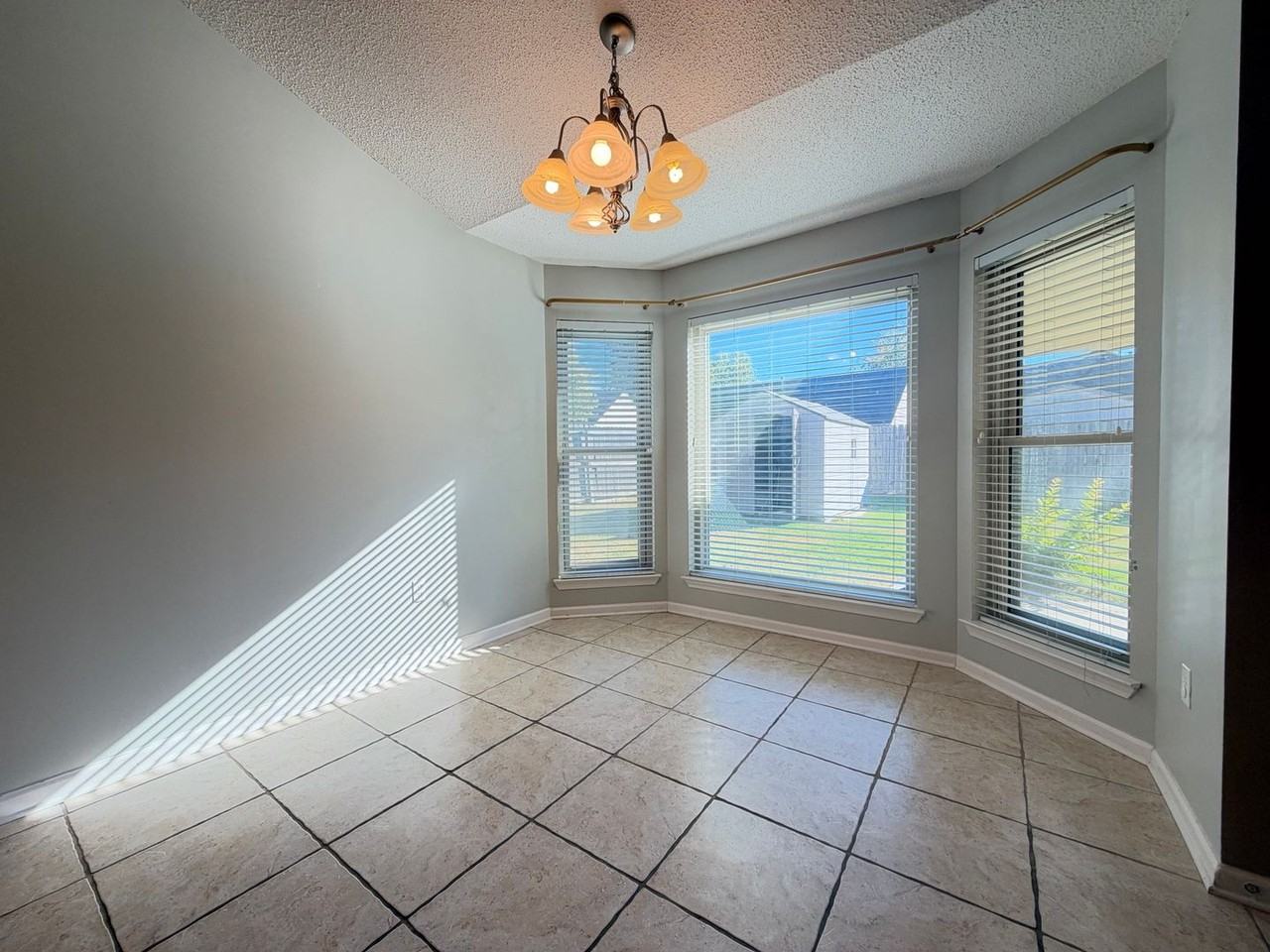 1837 Clairmont Dr - Photo 4 of 10