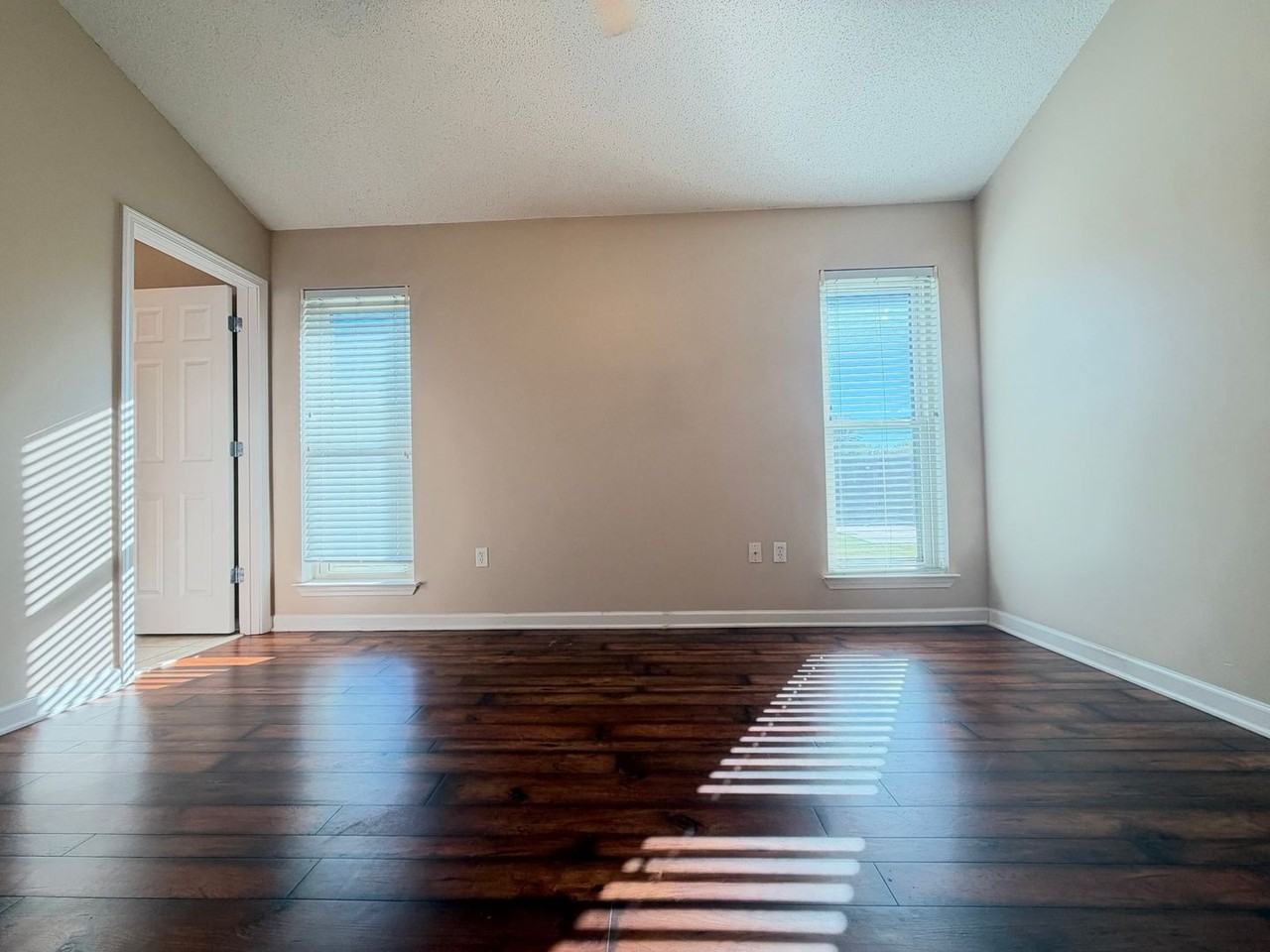 1837 Clairmont Dr - Photo 5 of 10