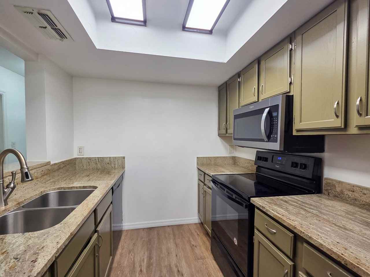 825 Sw 55th Ter - Photo 4 of 21