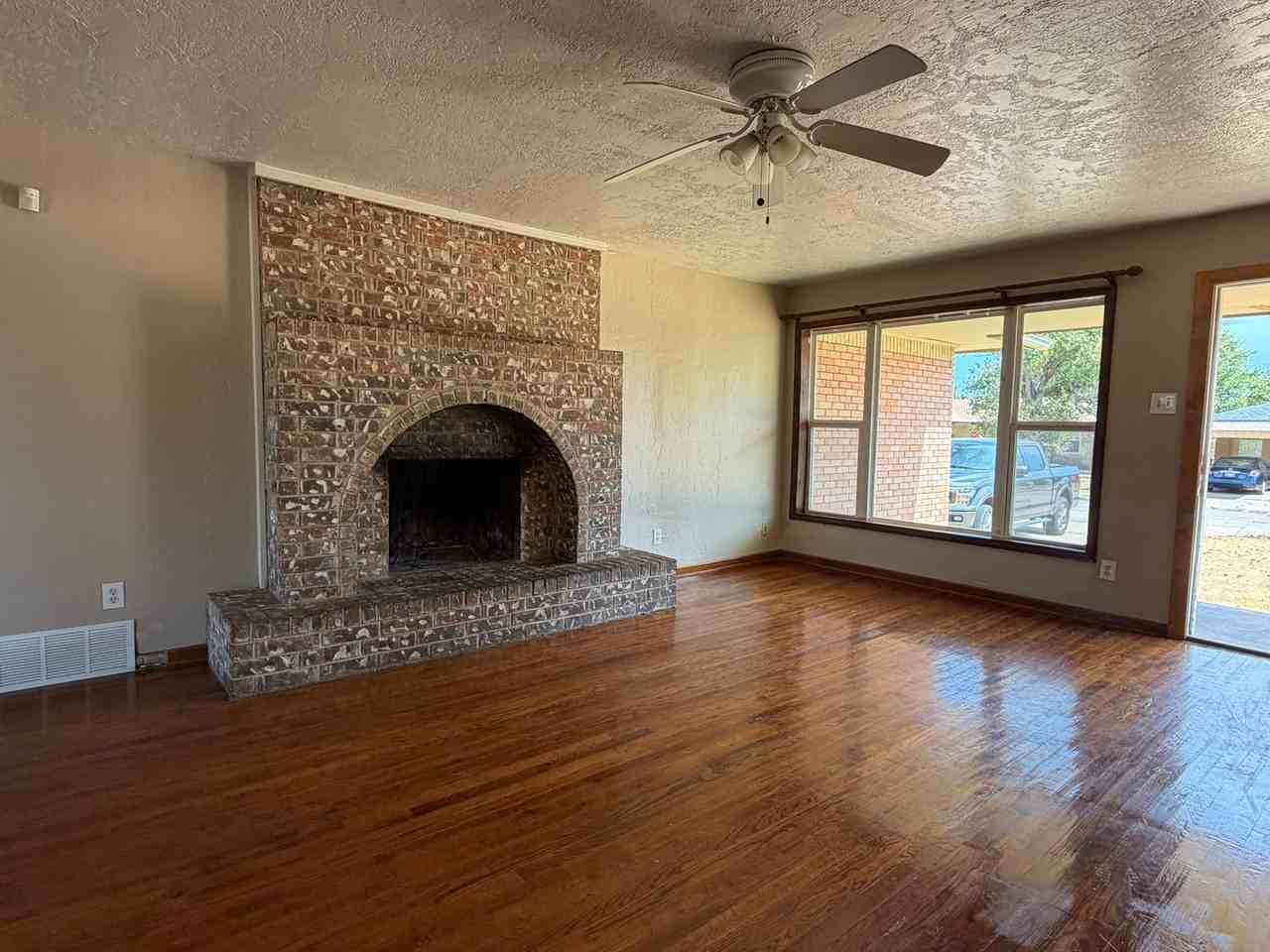 4525 Sw Atom Ave - Photo 5 of 14