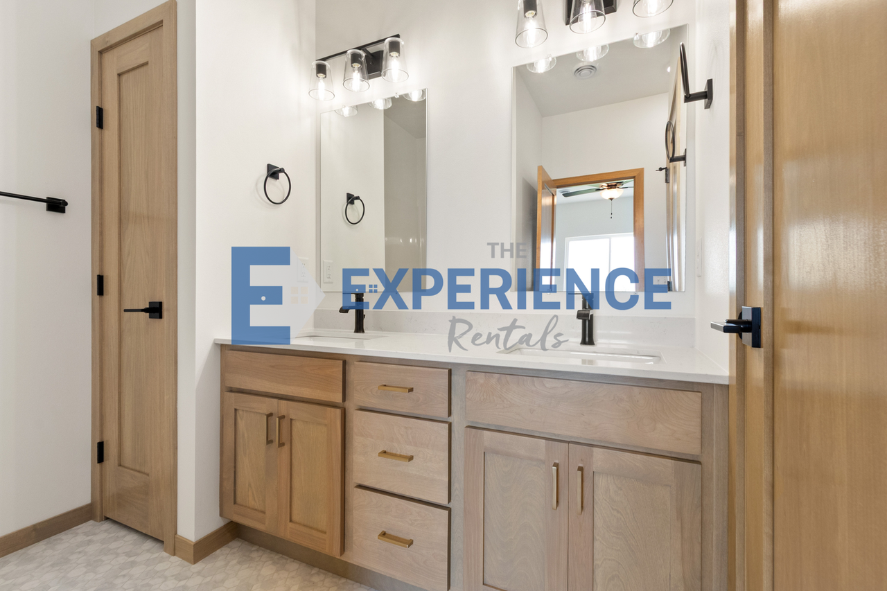 2403 E Jetty Pl - Photo 3 of 5