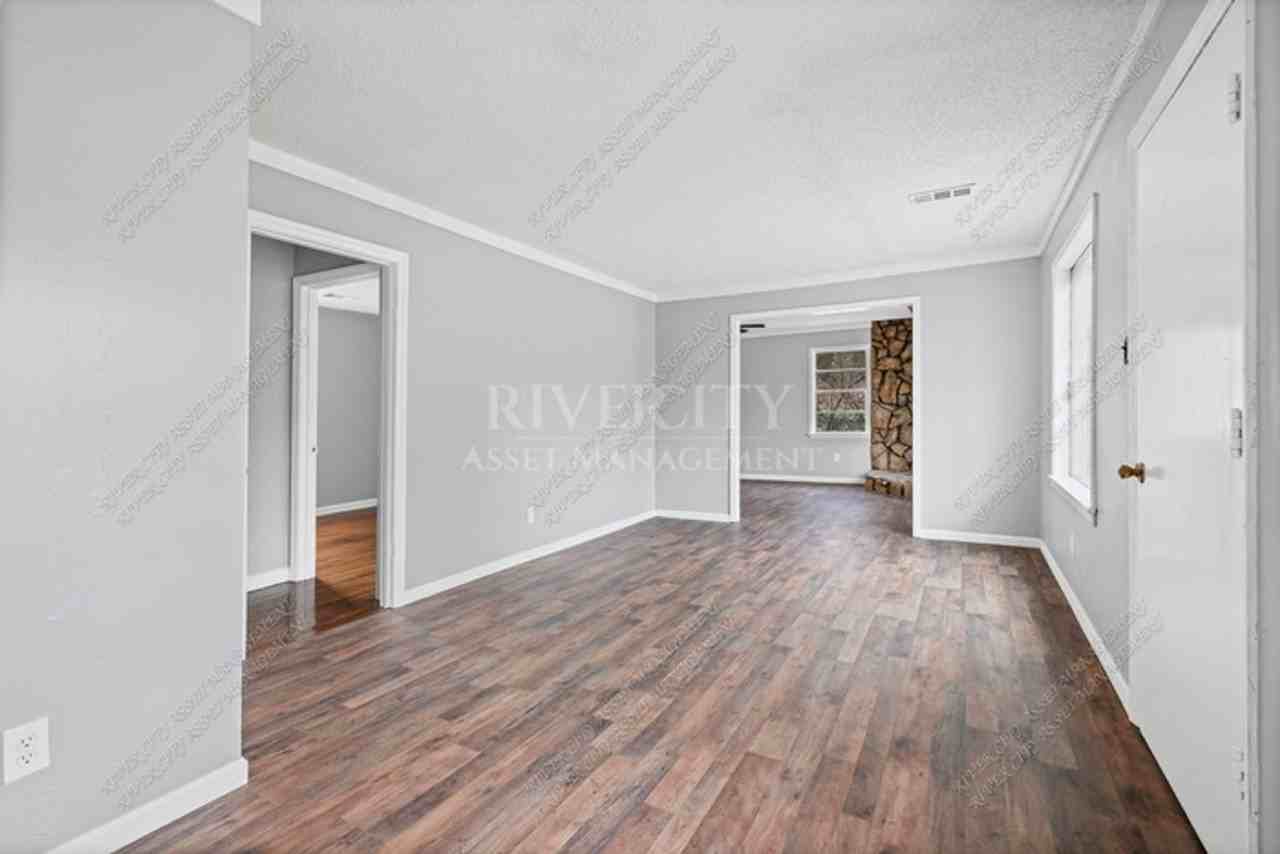 2185 Slocum Ave - Photo 2 of 10