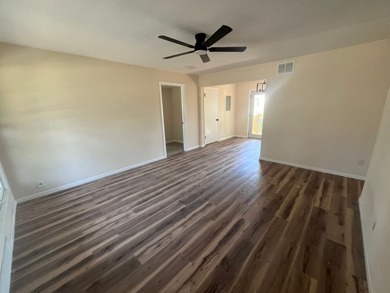 3426 S Osage Ave - Photo 2 of 10