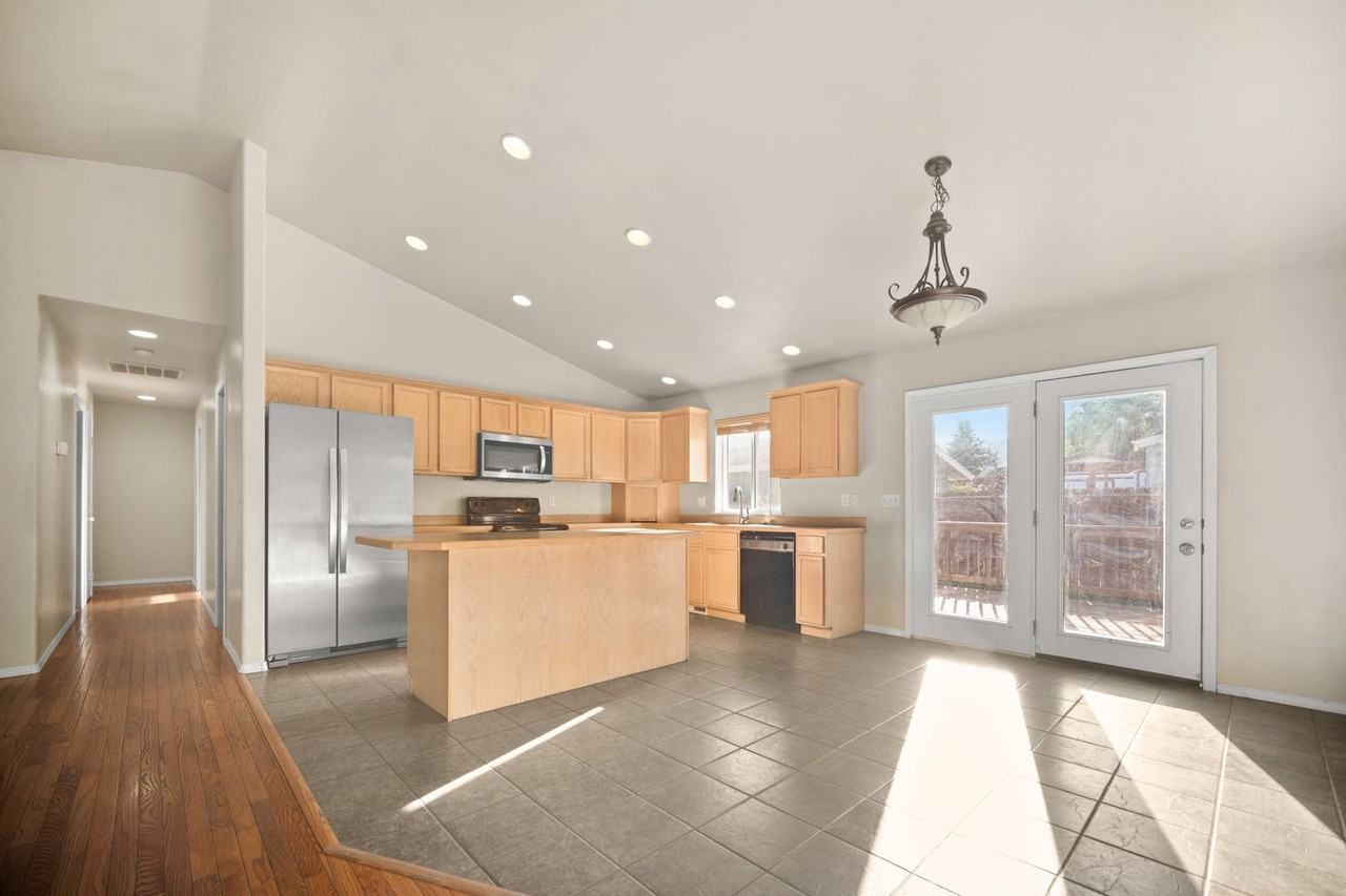 114 18th St - Photo 4 of 27