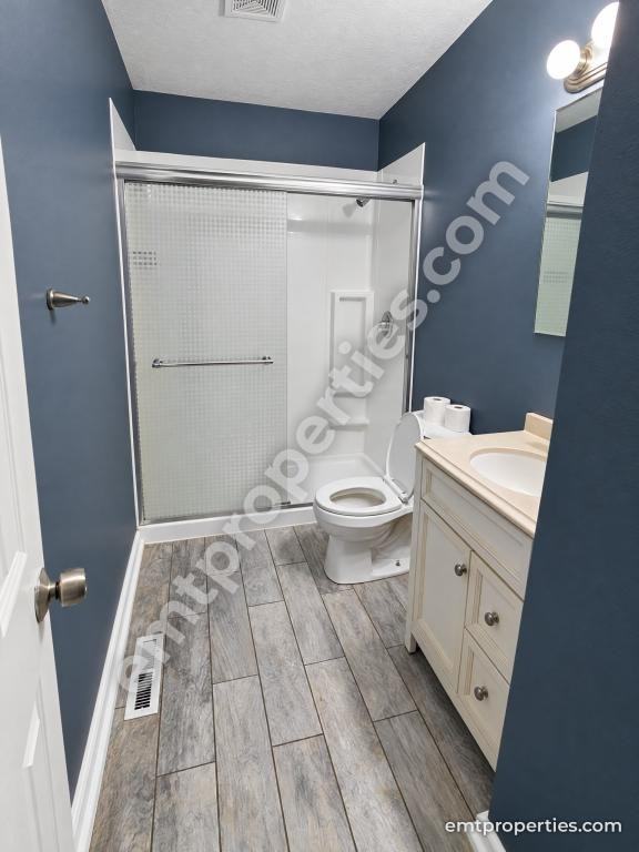 643 E St - Photo 2 of 11