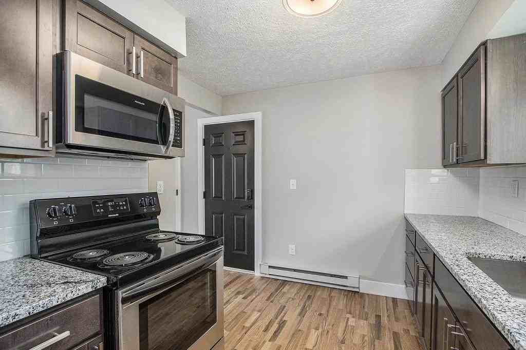 2424 Texel Dr - Photo 2 of 16