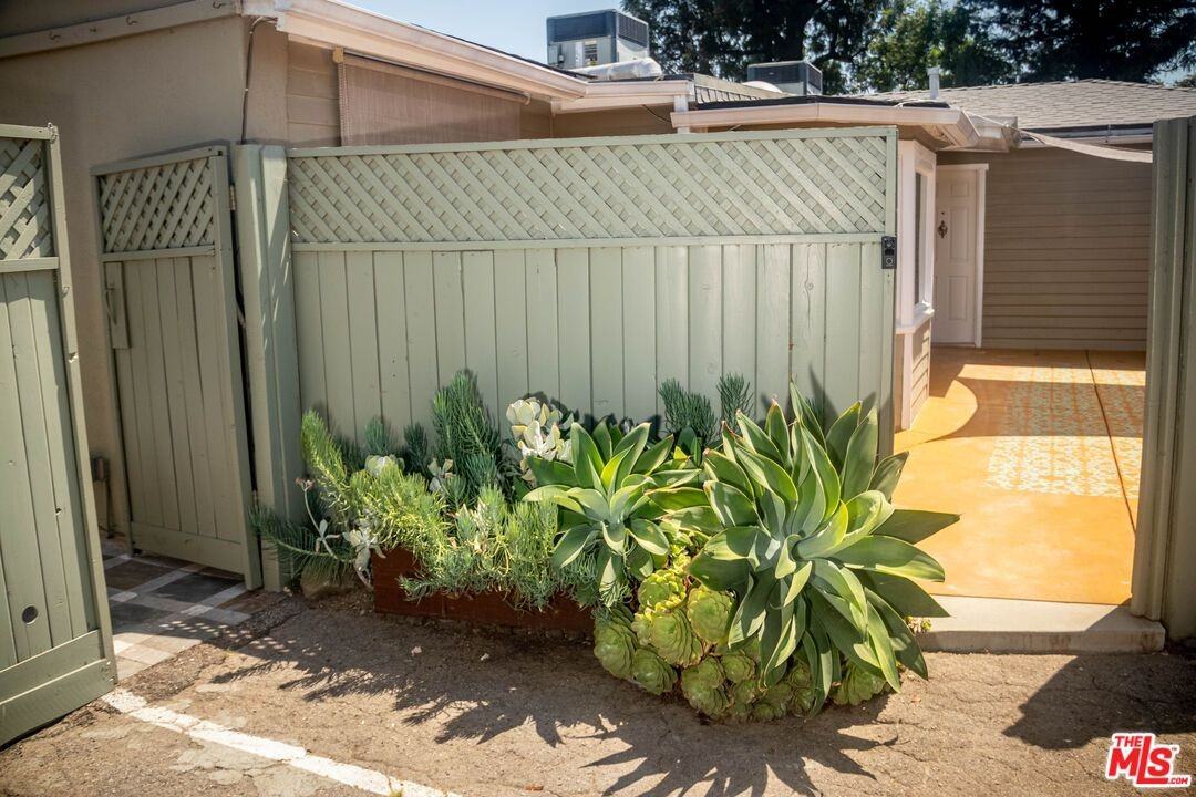 2247 Moore St - Photo 2 of 17