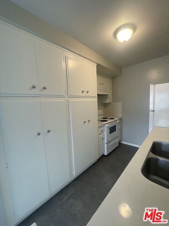 11806 Gorham Ave ##18 - Photo 5 of 26