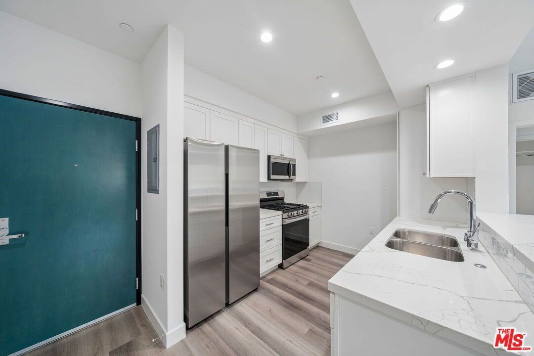 627 N Dillon St ##206 - Photo 3 of 28