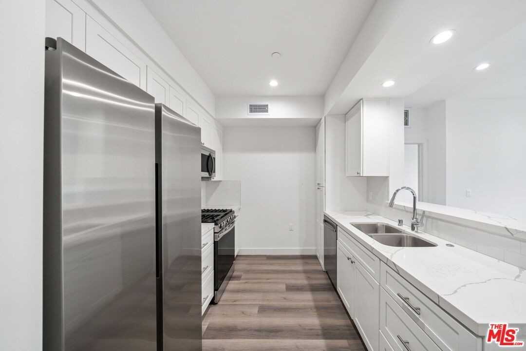627 N Dillon St ##206 - Photo 4 of 28