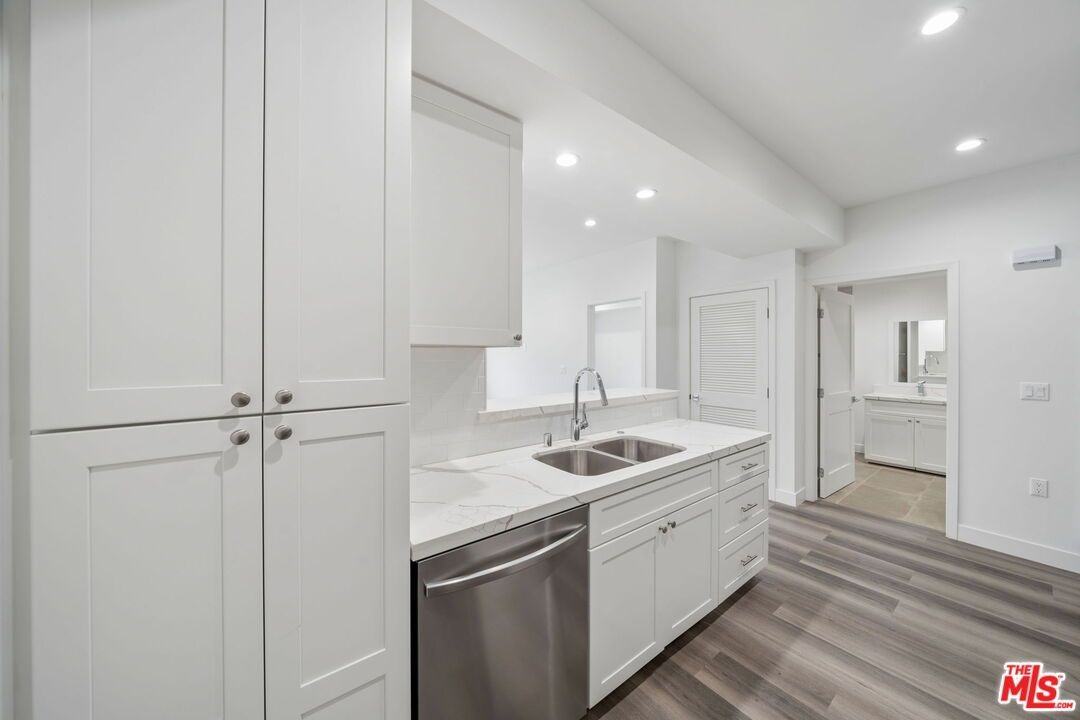 627 N Dillon St ##206 - Photo 6 of 28