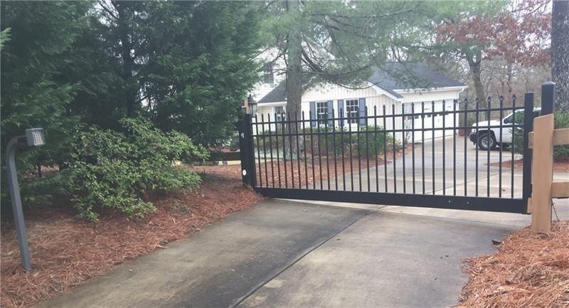 1455 Spalding Dr - Photo 2 of 21