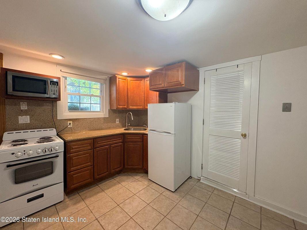 25 Goodall St ##R - Photo 2 of 10