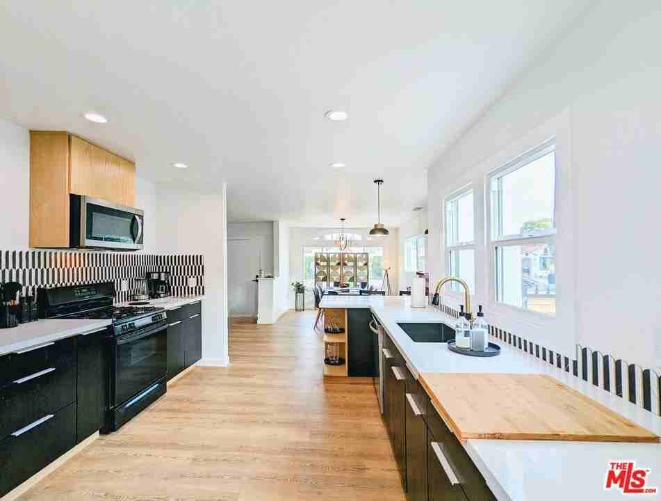 2943 Potomac Ave - Photo 6 of 26