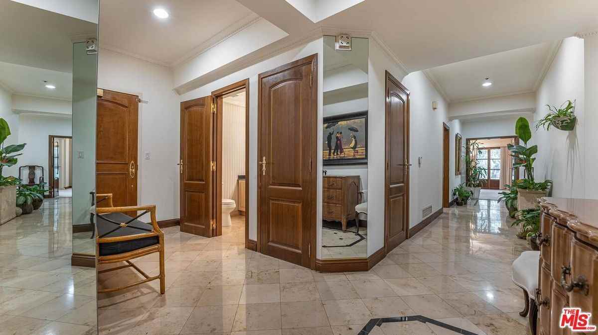 425 N Maple Dr ##206 - Photo 4 of 17