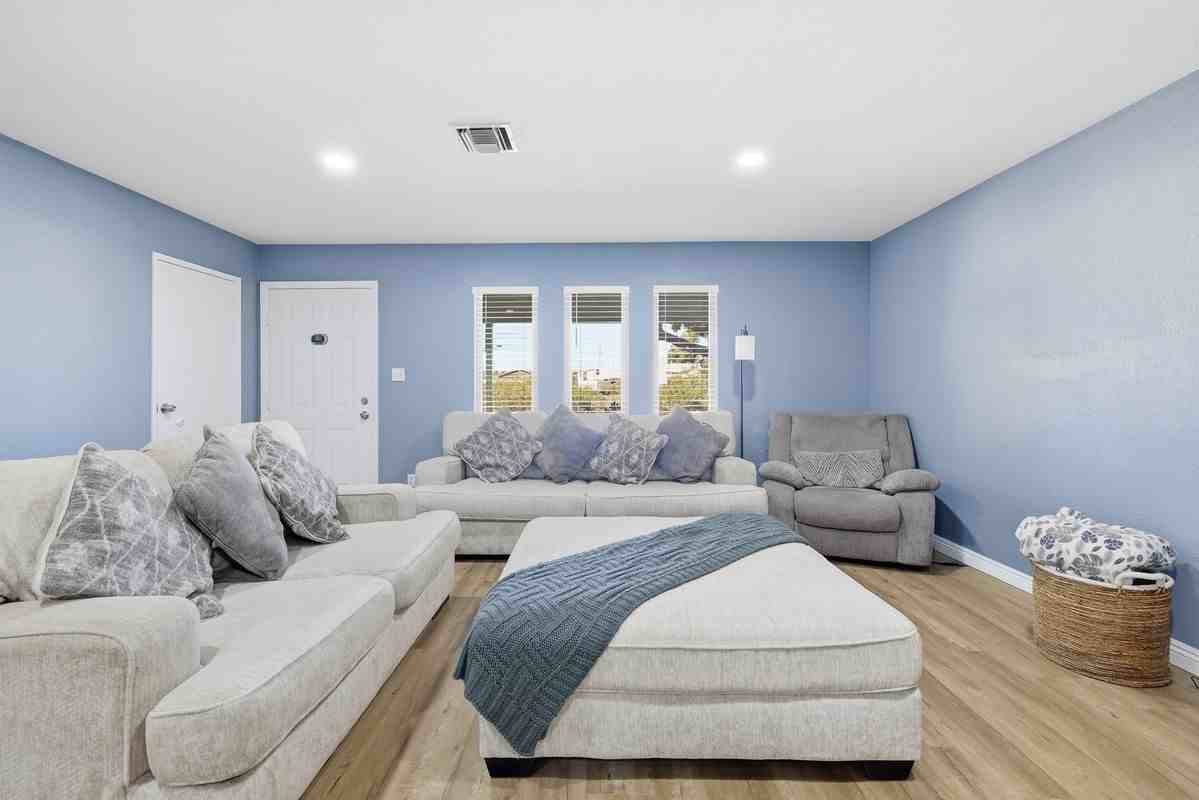 1032 S Farragut St - Photo 3 of 8