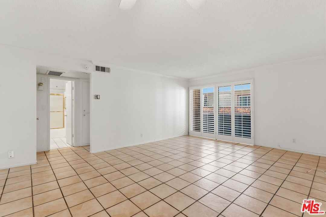 5414 Newcastle Ave ##19 - Photo 3 of 22