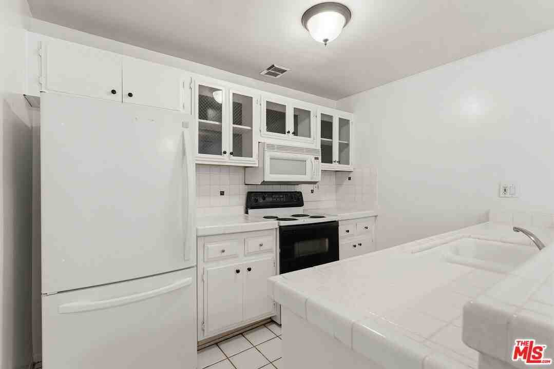5414 Newcastle Ave ##19 - Photo 6 of 22