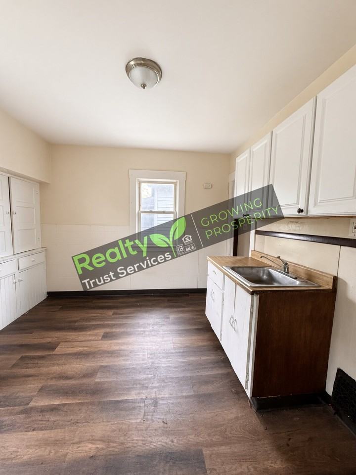 7918 Goodman Ave - Photo 5 of 19