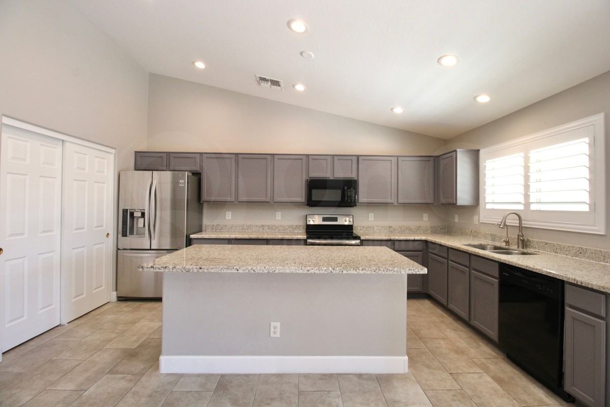 15215 W Gelding Dr - Photo 4 of 28