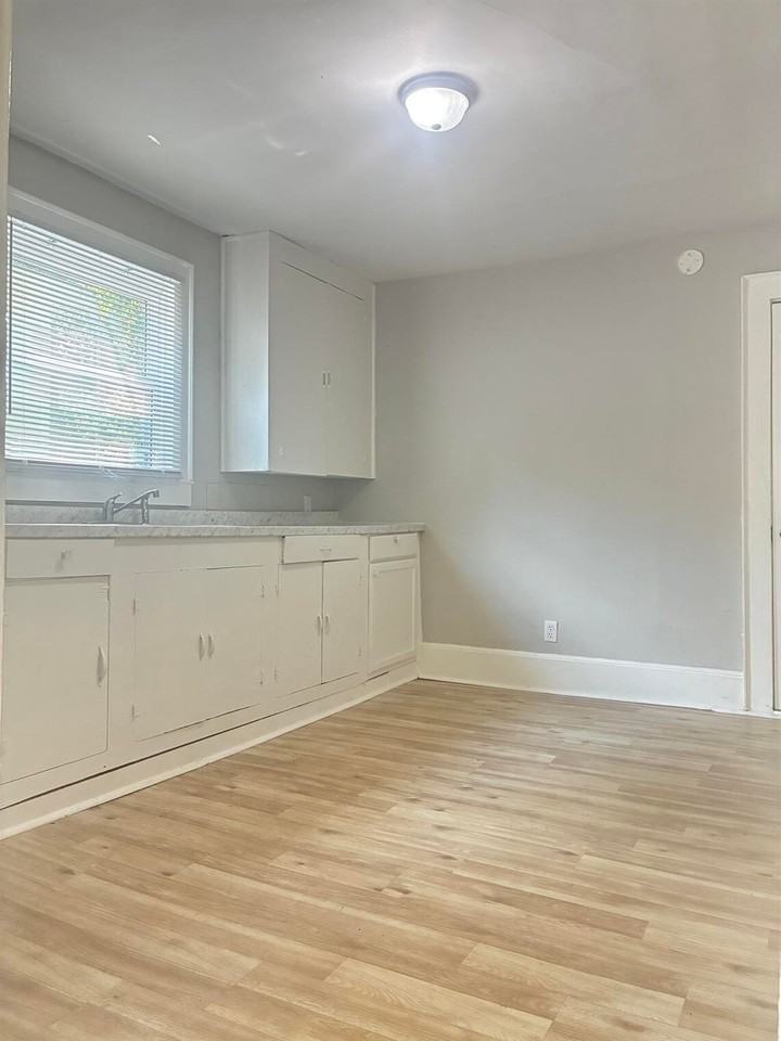 205 Dover St - Photo 4 of 21