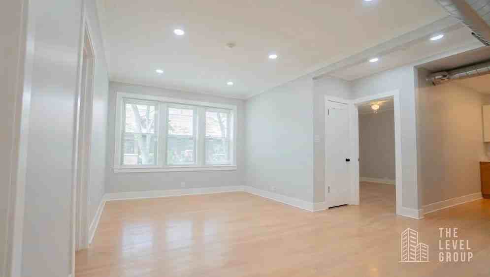 5655 N Rockwell St #2S - Photo 3 of 11