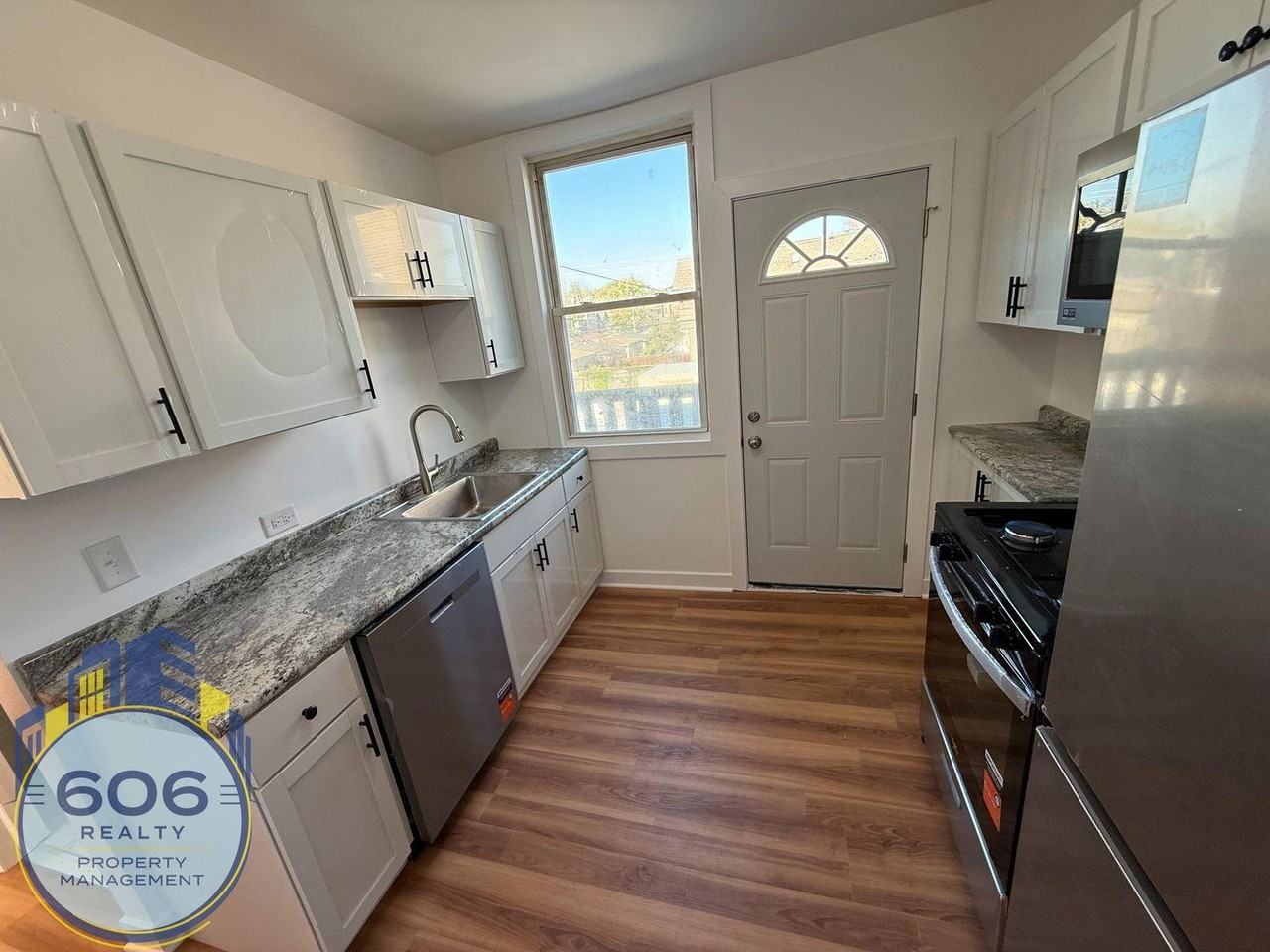 3440 W Montrose Ave #2 - Photo 2 of 9