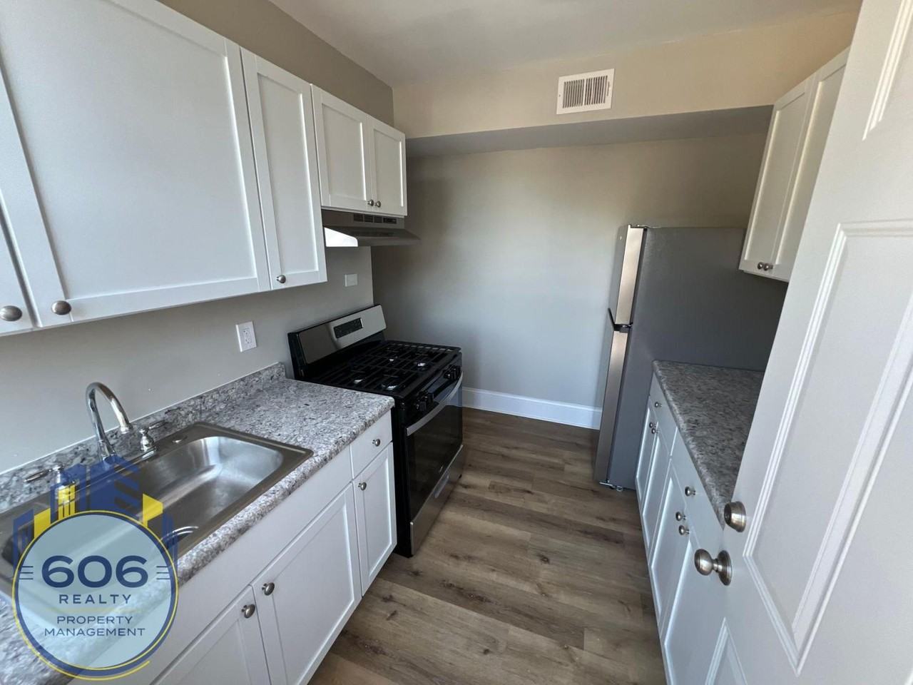 3440 W Montrose Ave #2 - Photo 3 of 9
