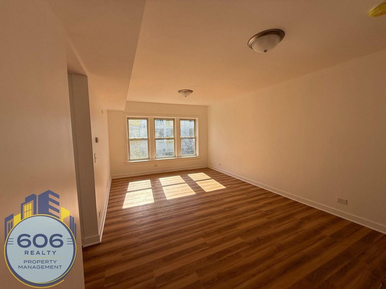 3440 W Montrose Ave #2 - Photo 4 of 9
