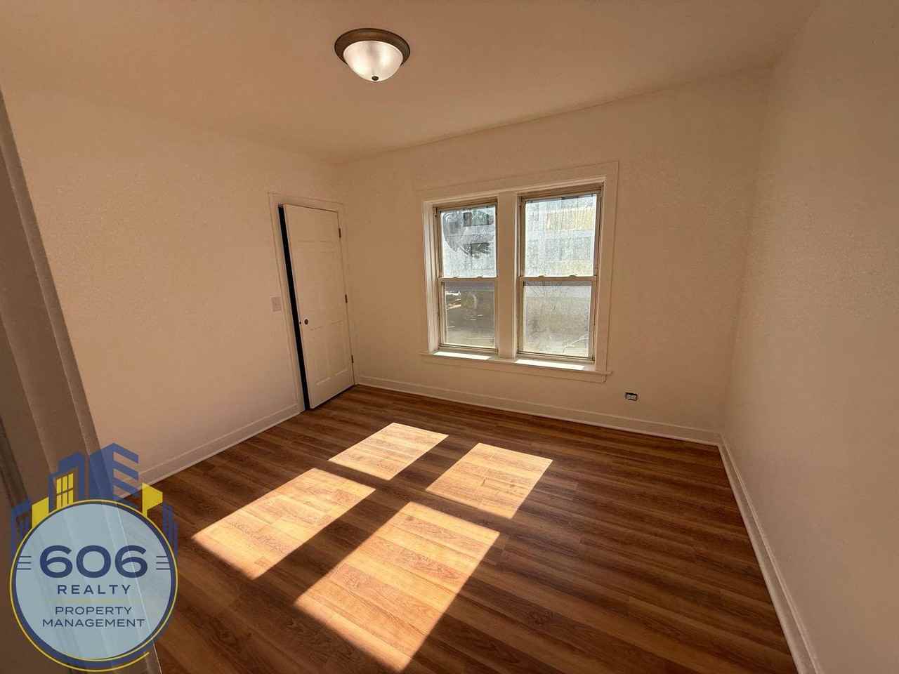3440 W Montrose Ave #2 - Photo 5 of 9