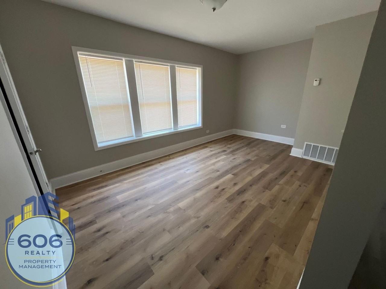3440 W Montrose Ave #2 - Photo 6 of 9