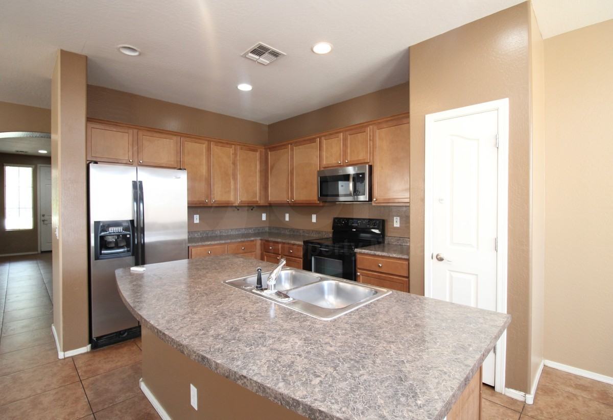 11928 W Alvarado Rd - Photo 3 of 19