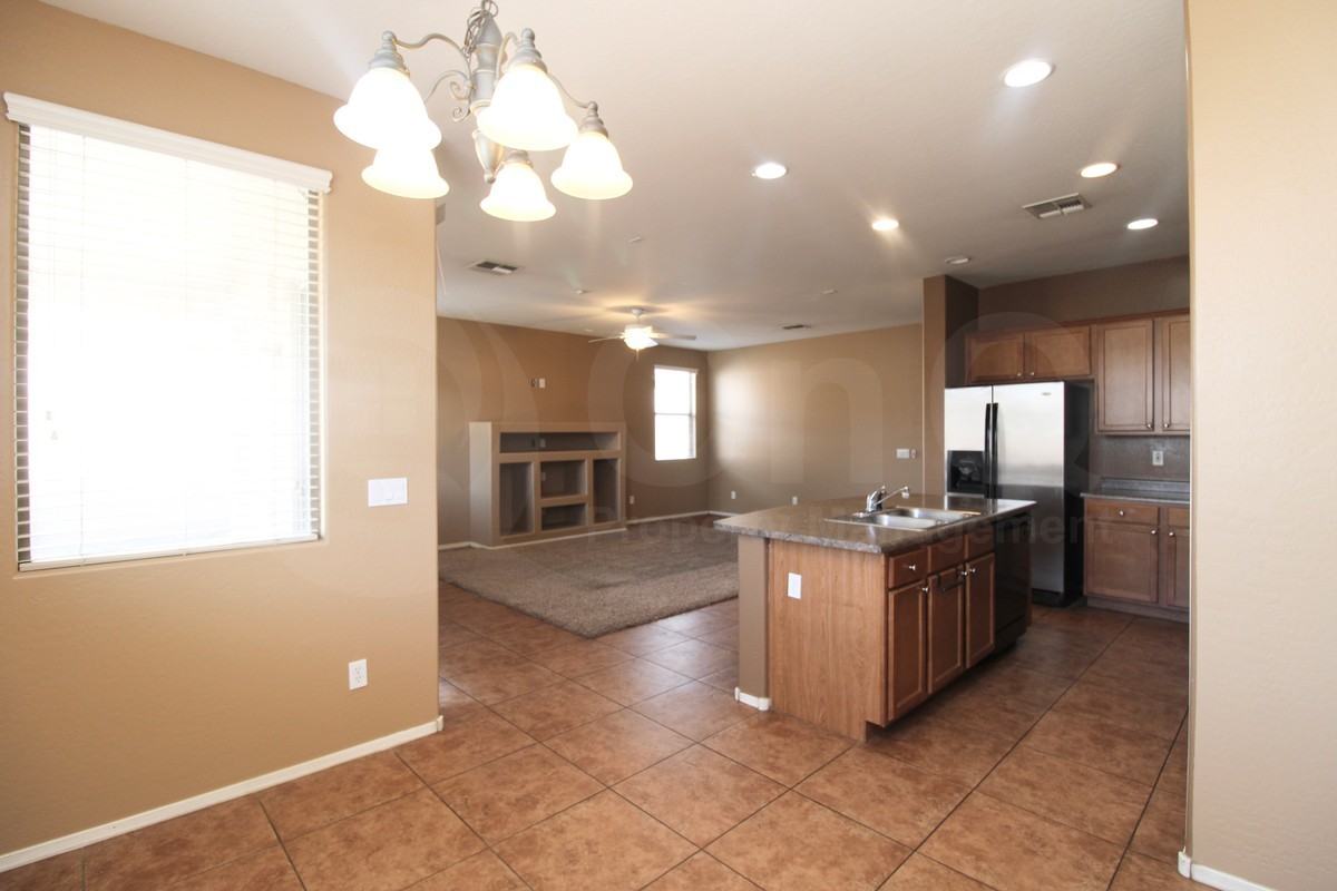 11928 W Alvarado Rd - Photo 5 of 19