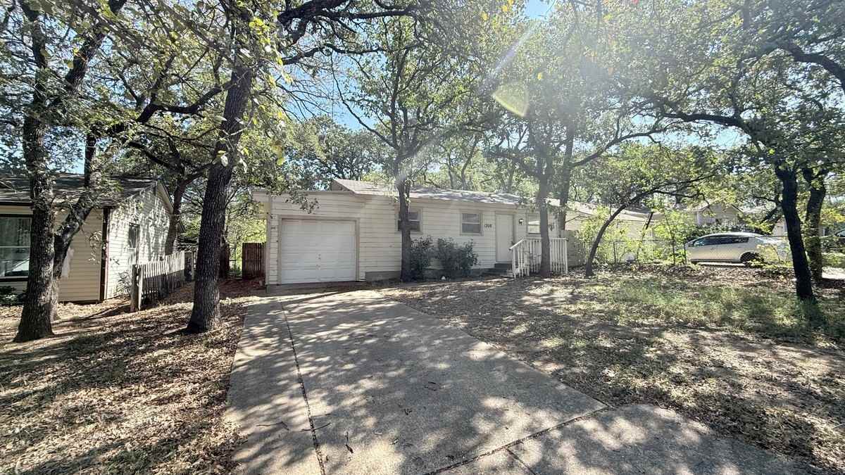 1208 Glenda Dr - Photo 4 of 28