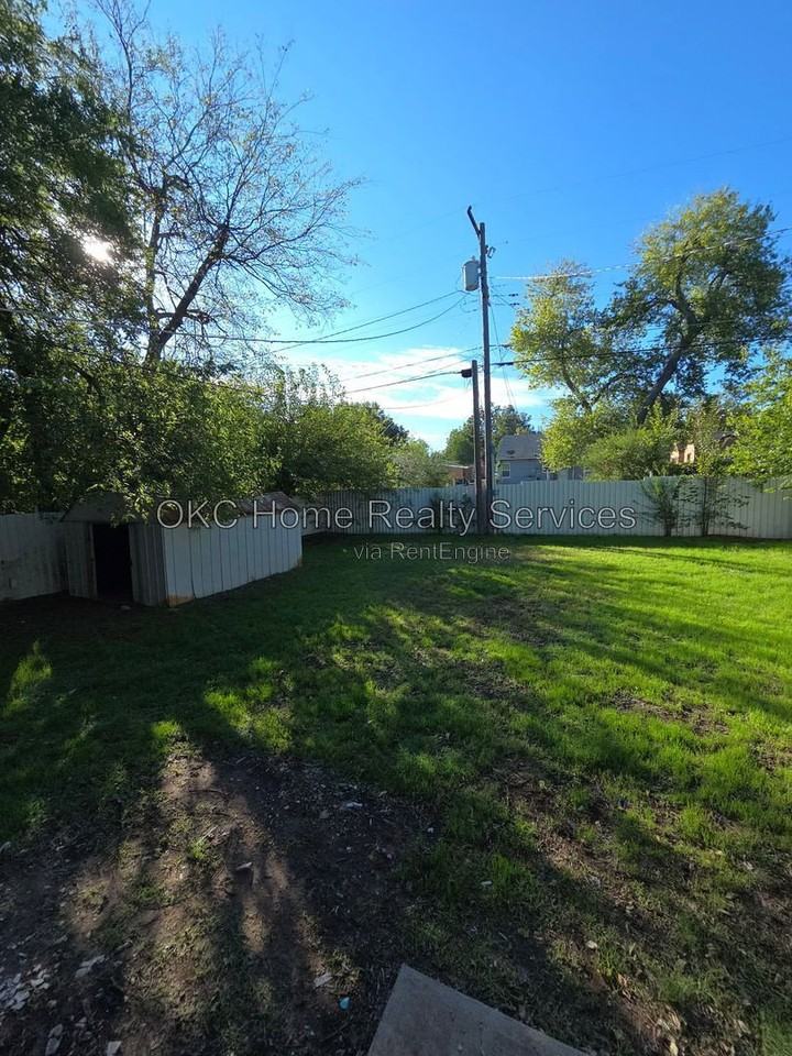 3124 Pioneer St - Photo 3 of 19