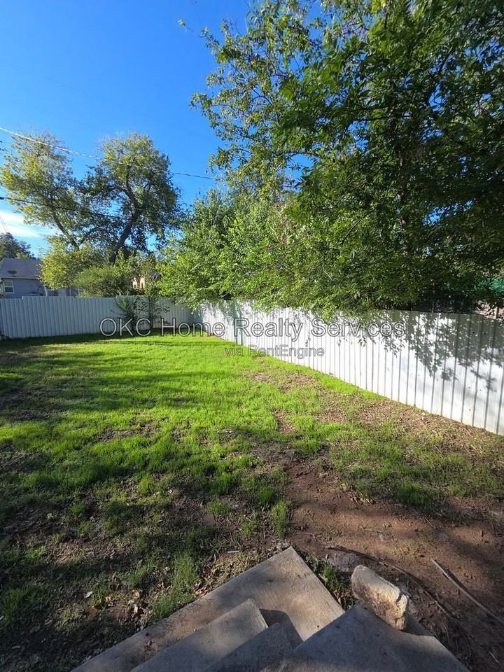 3124 Pioneer St - Photo 4 of 19