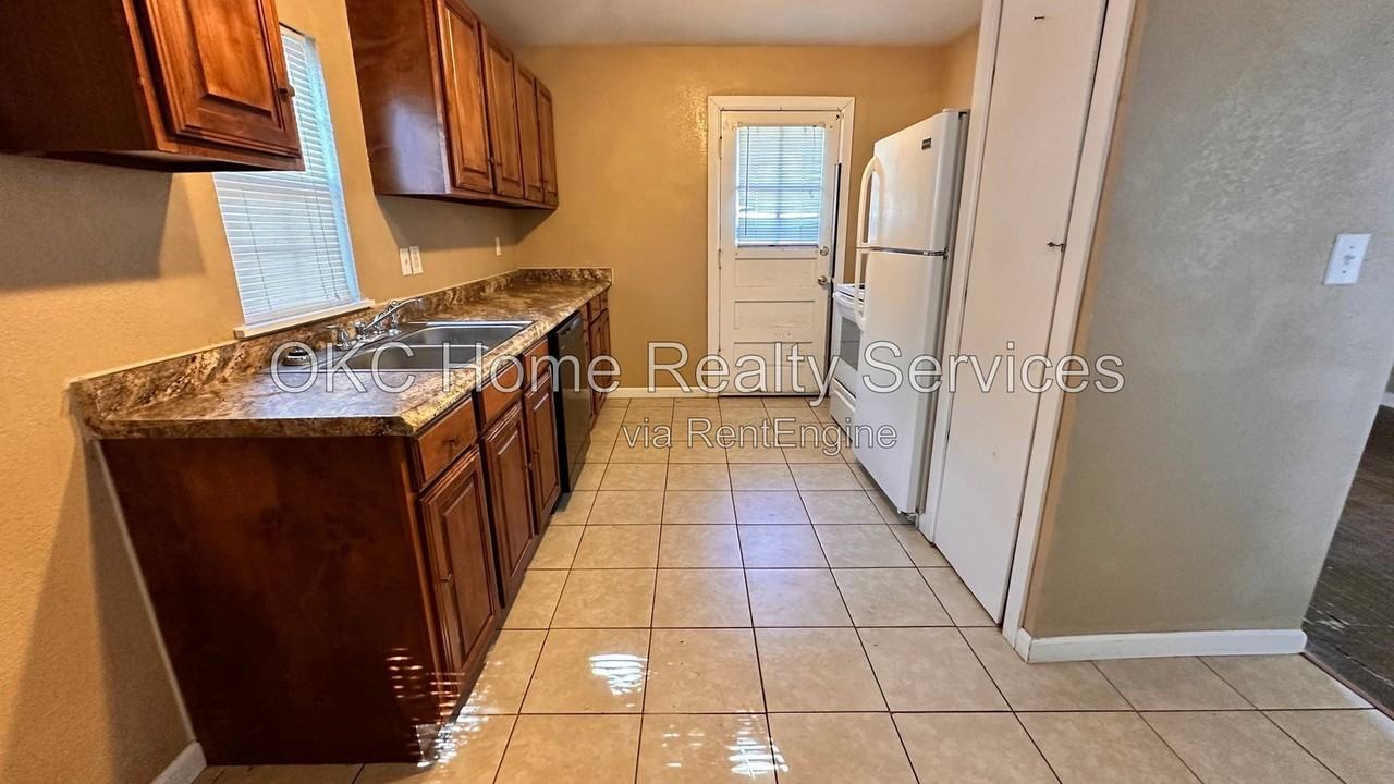 1913 E Madison St - Photo 6 of 15
