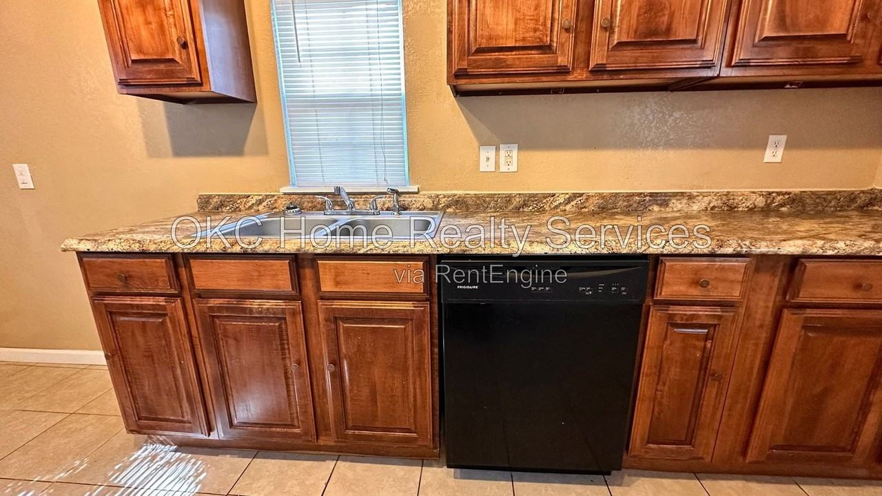 1913 E Madison St - Photo 7 of 15