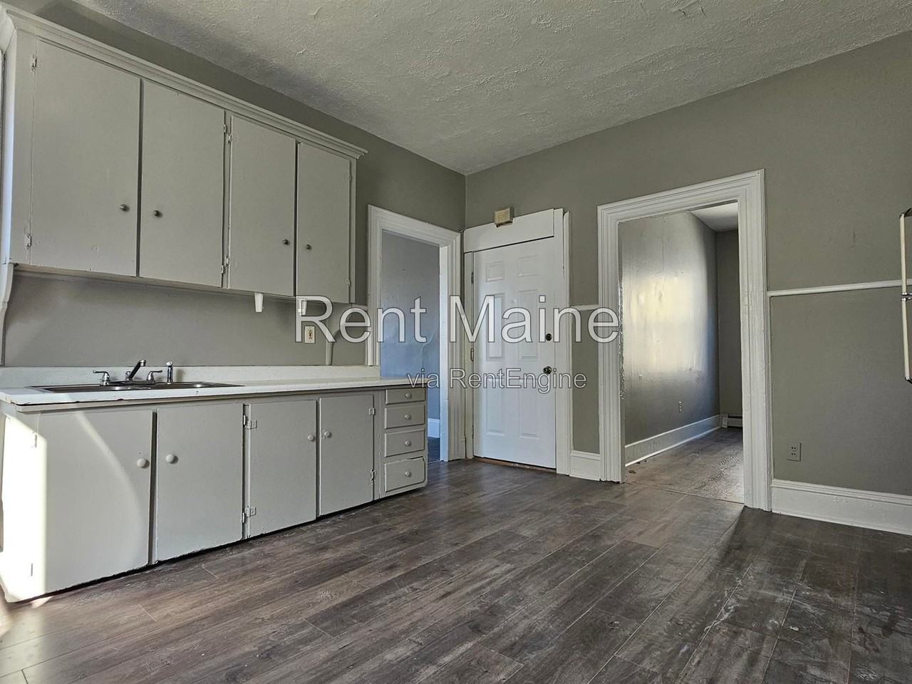 139 Oak St #2F - Photo 2 of 8