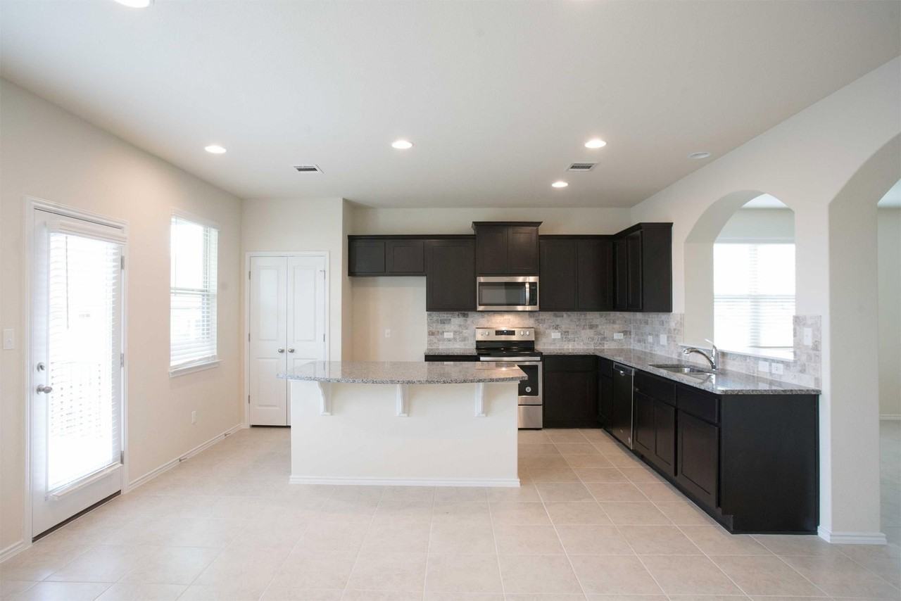 728 Coltrane Dr - Photo 5 of 29