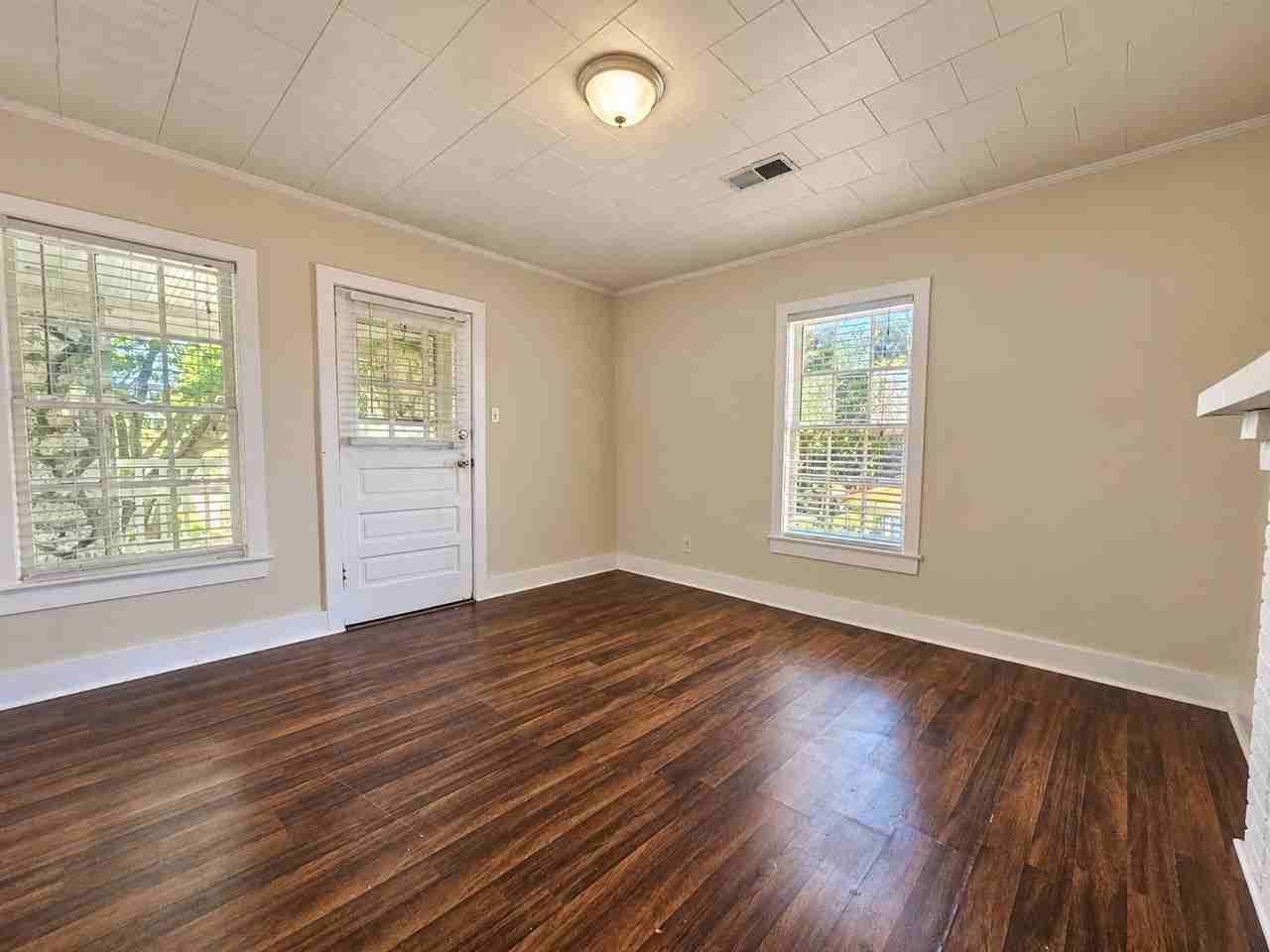 1113 E 8th St #3 - Photo 5 of 9