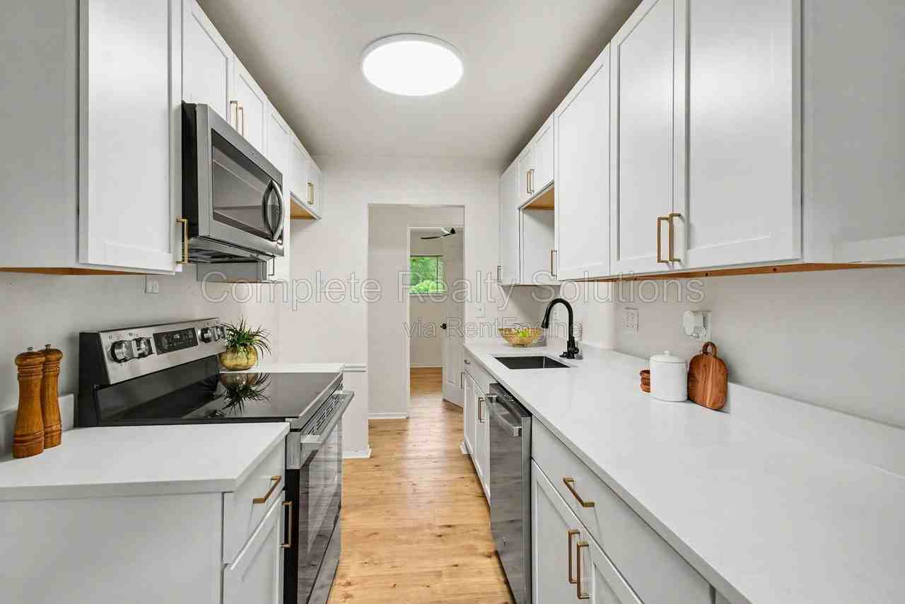 241 Glen Garry Rd - Photo 3 of 24
