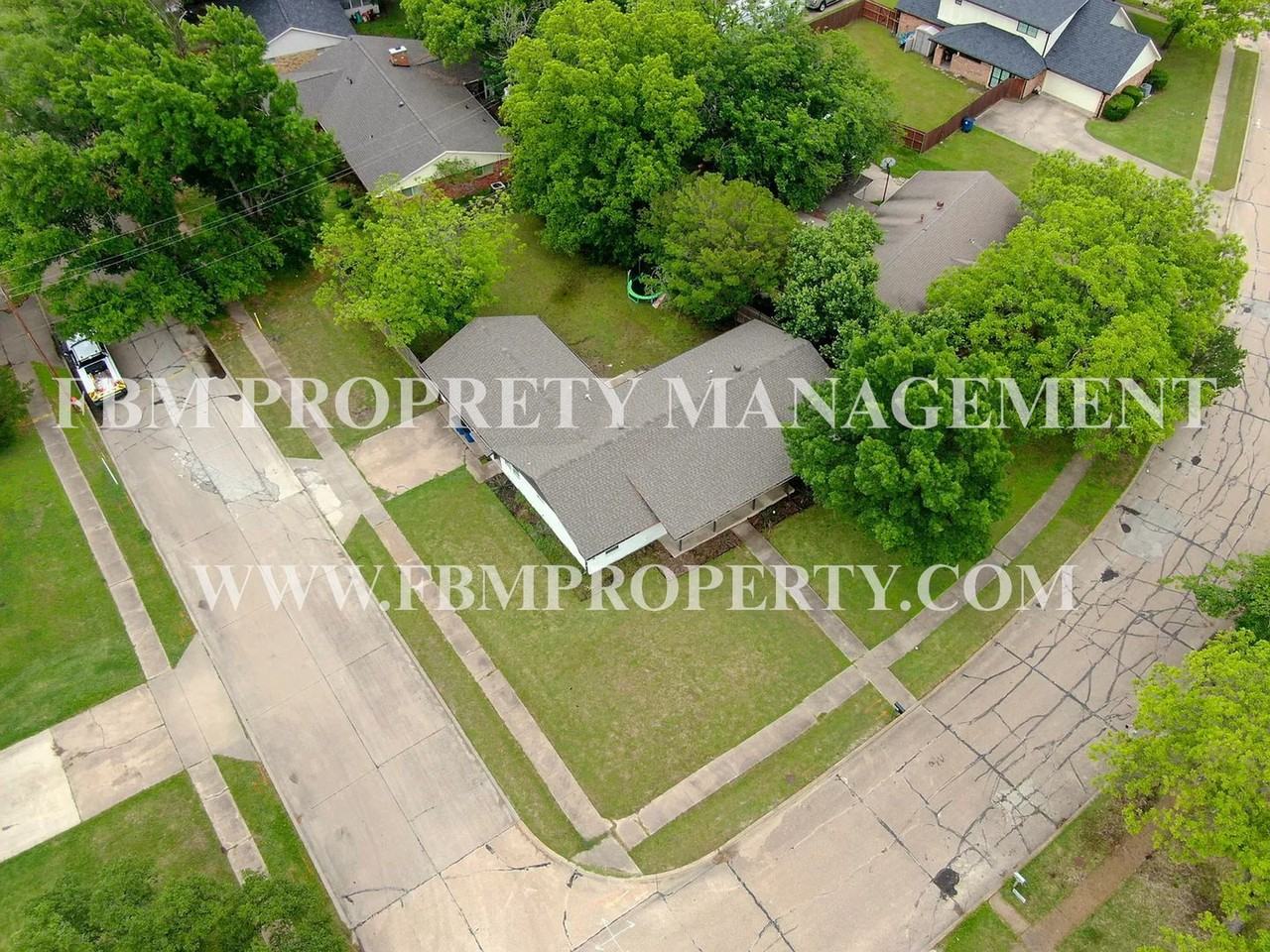 1104 Williamsburg Dr - Photo 2 of 24