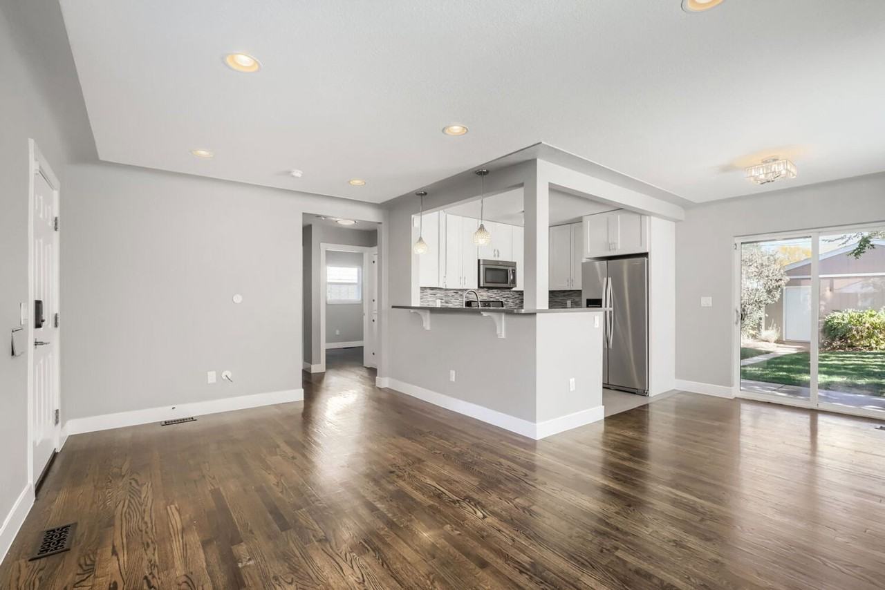 3272 Locust St - Photo 3 of 12