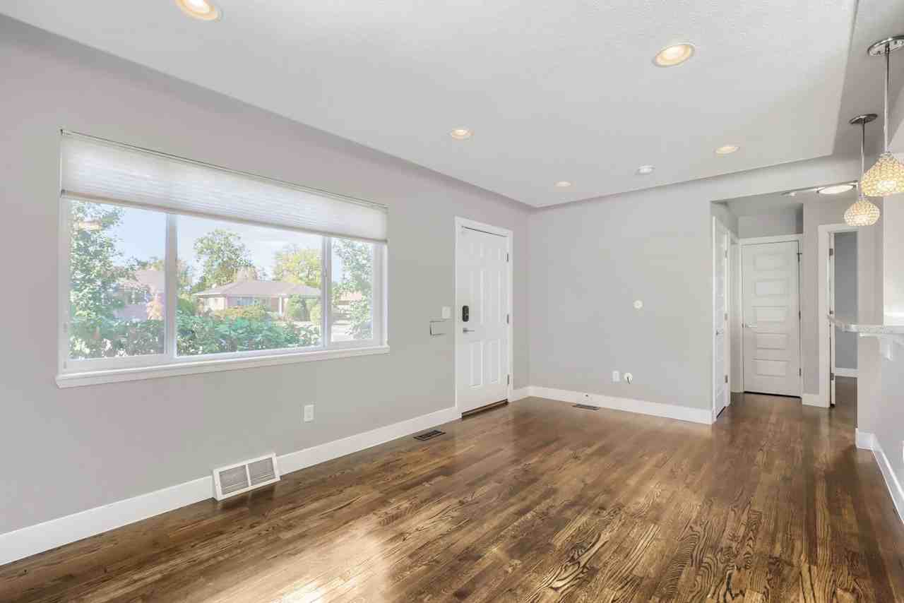 3272 Locust St - Photo 4 of 12