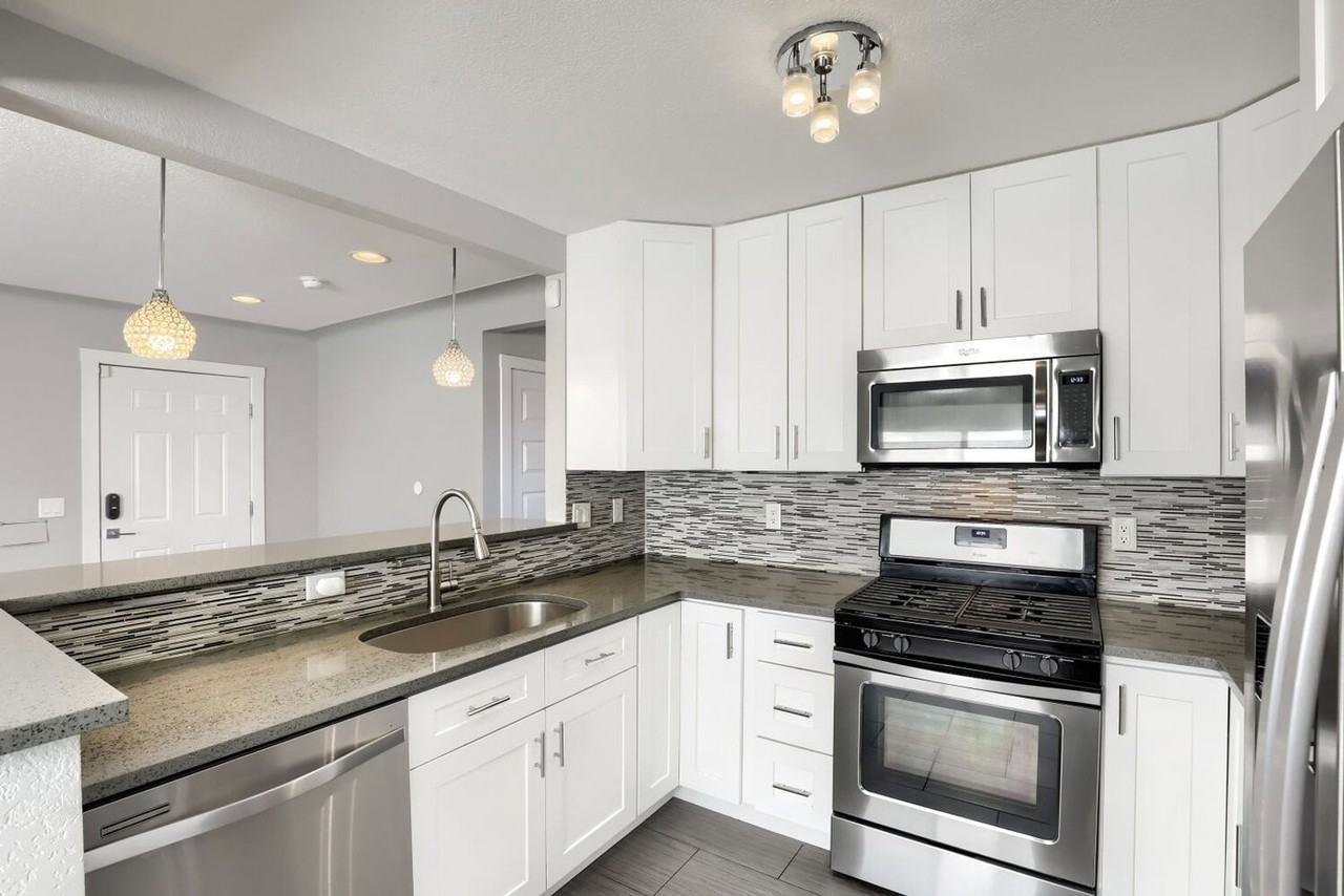 3272 Locust St - Photo 6 of 12