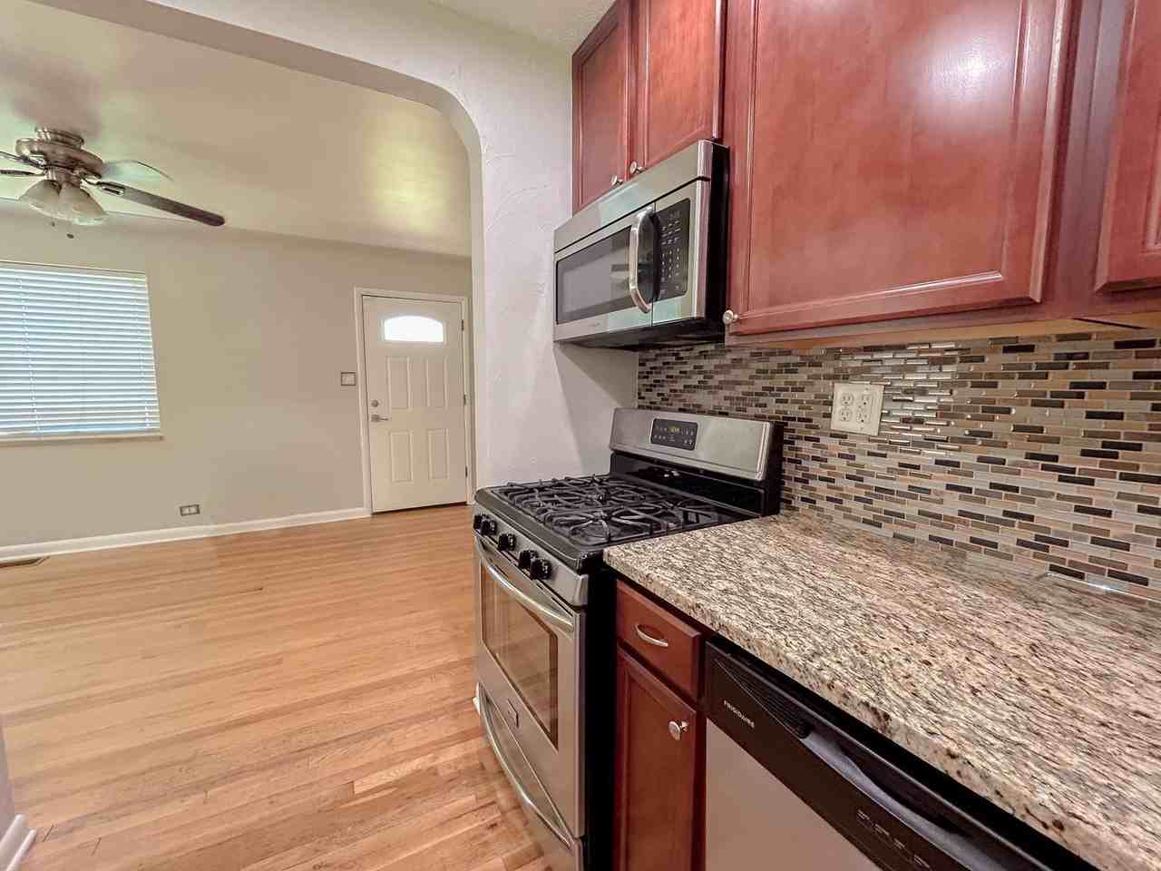 3050 Locust St - Photo 4 of 21