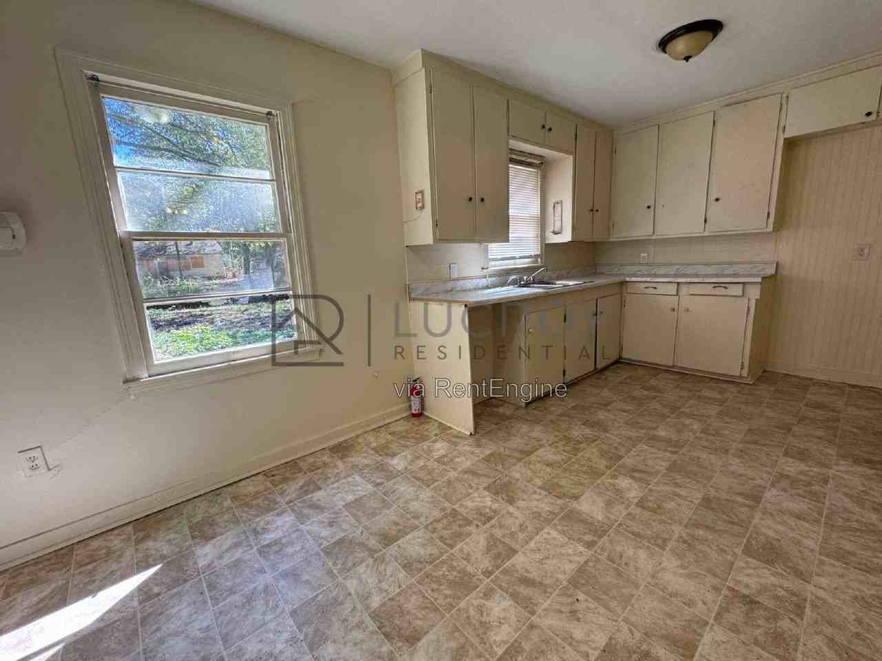 2786 Brookwood Dr - Photo 5 of 9