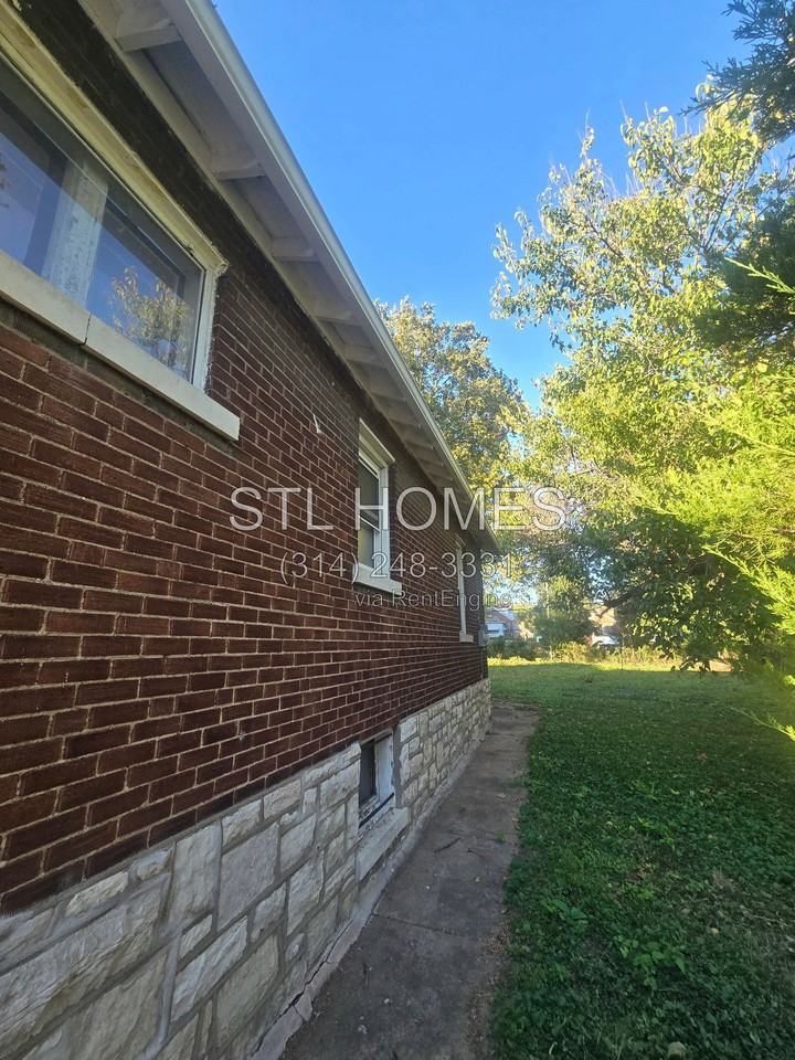 6155 Sherry Ave - Photo 4 of 50
