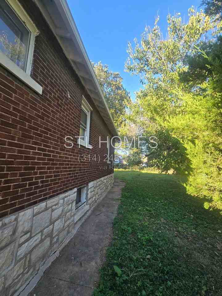 6155 Sherry Ave - Photo 5 of 50